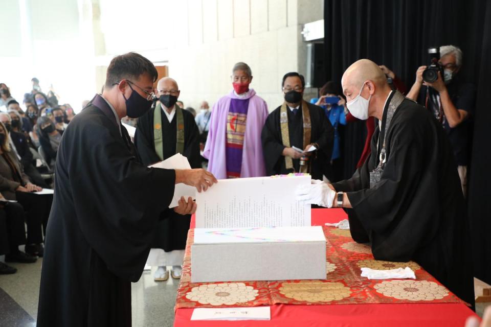 Clergy opening the Ireichō on the table